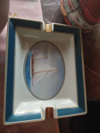 Posacenere in ceramica con barca a vela