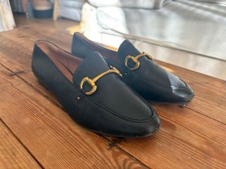Mocasines negros hebilla dorada