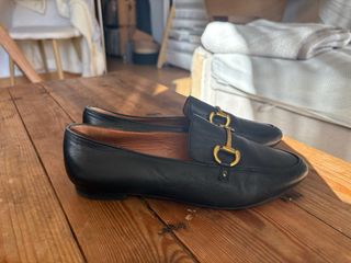 Mocasines negros hebilla dorada