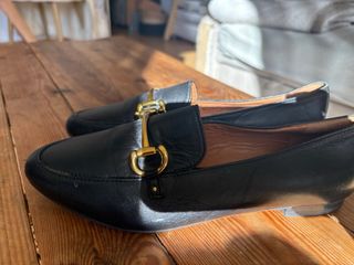 Mocasines negros hebilla dorada