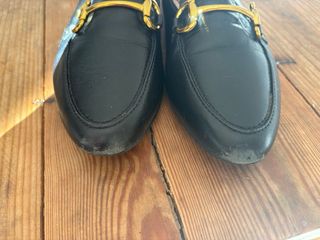 Mocasines negros hebilla dorada