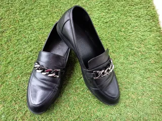 Mocasines negros con cadena