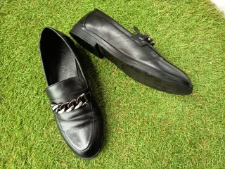 Mocasines negros con cadena