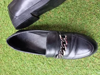 Mocasines negros con cadena