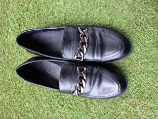 Mocasines negros con cadena