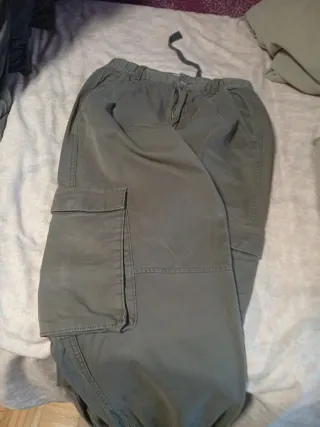 Pantalones cargo Pull&Bear gris