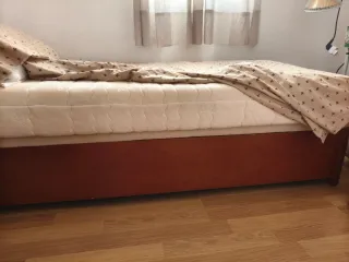 Canapé individual de madera y tela