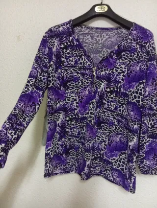 2 Camisetas Blusa Morado Multicolor y gris lisa