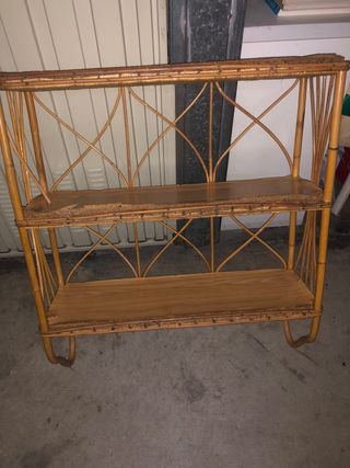 Estantería de bambú y ratán