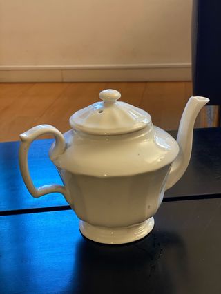 Bule Vista Alegre em porcelana branca