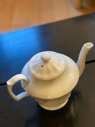 Bule Vista Alegre em porcelana branca