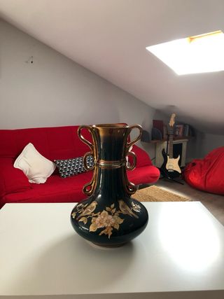 Jarrón de cerámica verde y dorado