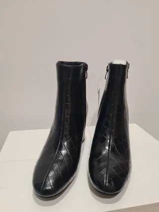 Botines negros efecto piel cocodrilo