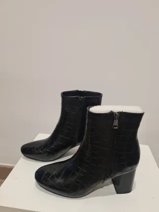 Botines negros efecto piel cocodrilo