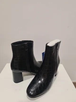 Botines negros efecto piel cocodrilo