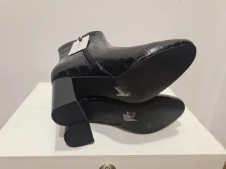 Botines negros efecto piel cocodrilo