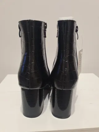 Botines negros efecto piel cocodrilo