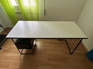 Mesa de estudio blanca y negra