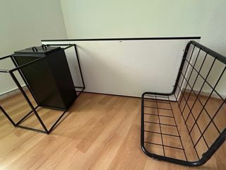 Mesa de estudio blanca y negra