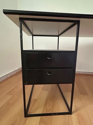 Mesa de estudio blanca y negra