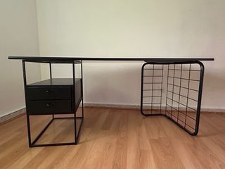 Mesa de estudio blanca y negra