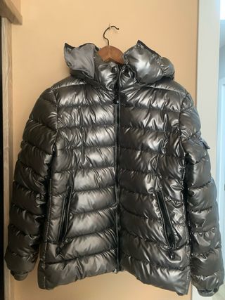 Anorak plateado con capucha