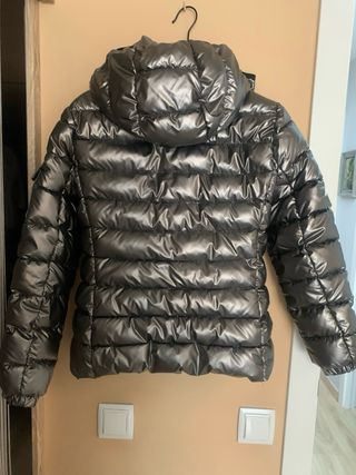 Anorak plateado con capucha