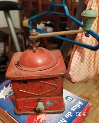 Molinillo de café antiguo rojo