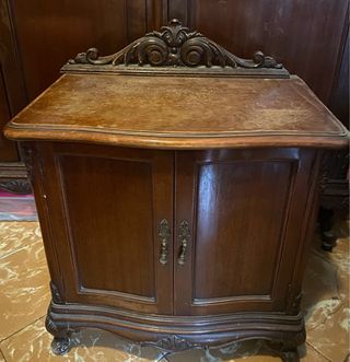 Mesita de noche de madera antigua. Son dos iguales