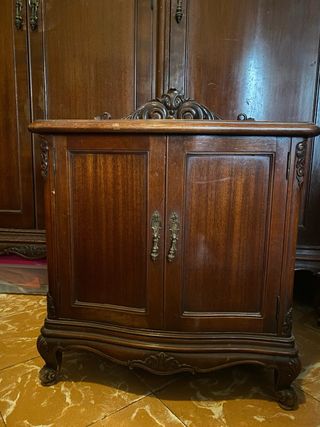 Mesita de noche de madera antigua. Son dos iguales