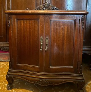 Mesita de noche de madera antigua. Son dos iguales