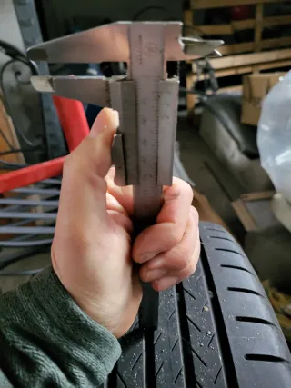 Cerchi + pneumatici estivi con bulloneria e calze