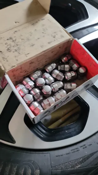 Cerchi + pneumatici estivi con bulloneria e calze