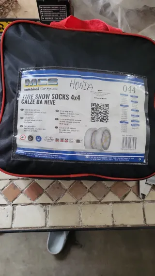 Cerchi + pneumatici estivi con bulloneria e calze