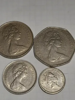 Lote 4 monedas Gran Bretaña 5, 10, 50 pence