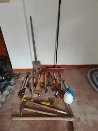 Lote herramientas jardinería: tijeras, pala, escob