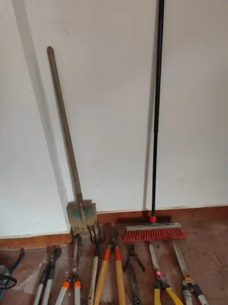 Lote herramientas jardinería: tijeras, pala, escob