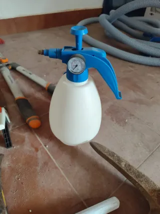 Lote herramientas jardinería: tijeras, pala, escob