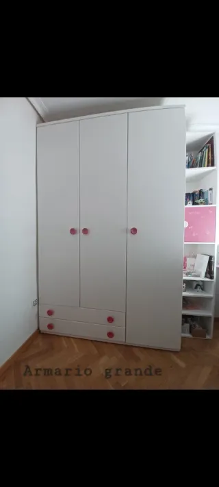 Armario infantil blanco con pomos rosas