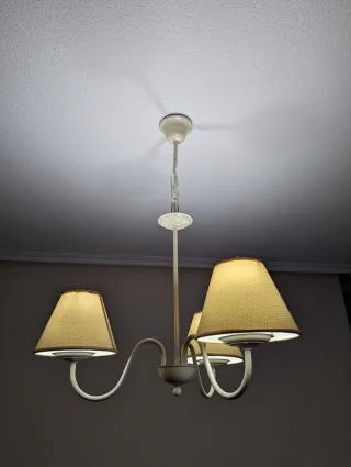 Lámpara de techo beige y blanca