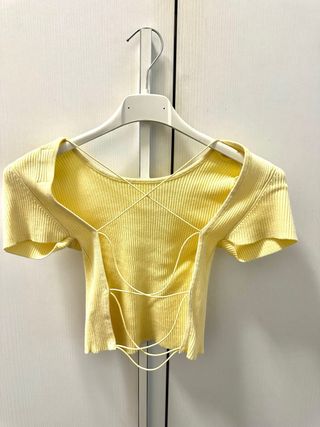 Crop top amarillo espalda cruzada