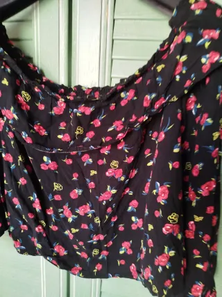 Maglietta floreale scollo Bardot