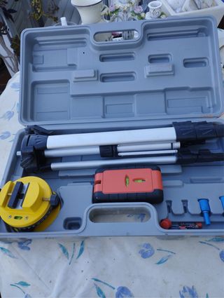 Nivel Láser con trípode y accesorios