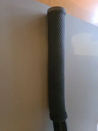 Manillar de bicicleta negro.