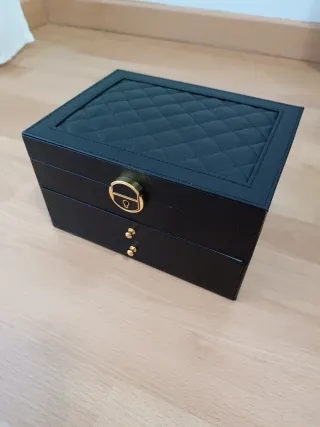 Joyero 3 pisos negro y dorado