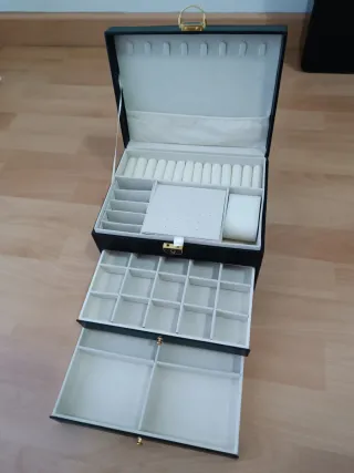 Joyero 3 pisos negro y dorado