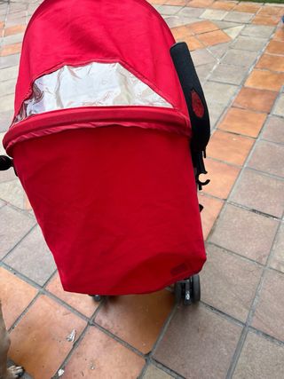 Silla de paseo roja a rayas