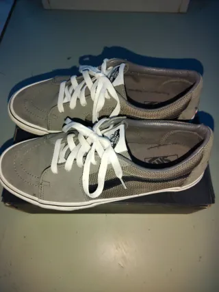 Zapatillas Vans grises y blancas casi nuevas