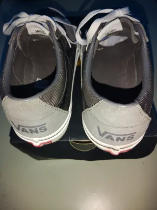 Zapatillas Vans grises y blancas casi nuevas