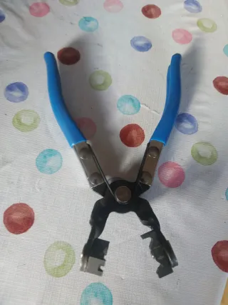 Alicate especial para abrazaderas